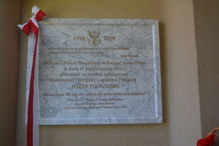 Odsłonięcie tablic upamiętniających pobyt oddziału Józefa Piłsudskiego w Parszowie i Świętej Katarzynie
