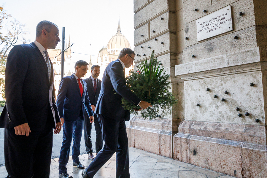 W czasie wizyty w Budapeszcie delegacja IPN z prezesem Jarosławem Szarkiem złożyła kwiaty pod tablicą upamiętniającą Powstanie węgierskie w 1956. Fot. Sławek Kasper (IPN)