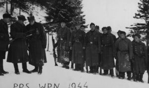 Marian Bomba (w czapce z daszkiem) podczas wizytacji oddziału partyzanckiego na Markowych Szczawinach w grudniu 1944 r.