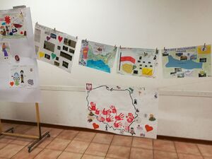 Prace prezentowane na wystawie wyłoniono podczas konkursu plastycznego pt. „Cuda geograficzne i folklor w Polsce”