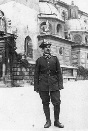 Stanisław Bielański przed katedrą wawelską. Fot. ze zbiorów rodziny Bielańskich, wykonane w latach 1937-1938, podczas szkolenia na Dywizyjnym Kursie Podchorążych Rezerwy 6. Dywizji Piechoty