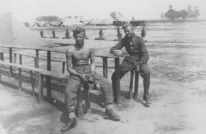 Z kolegą podczas ćwiczeń na Pustyni Błędowskiej. Lato 1937 r. Fot. ze zbiorów rodziny