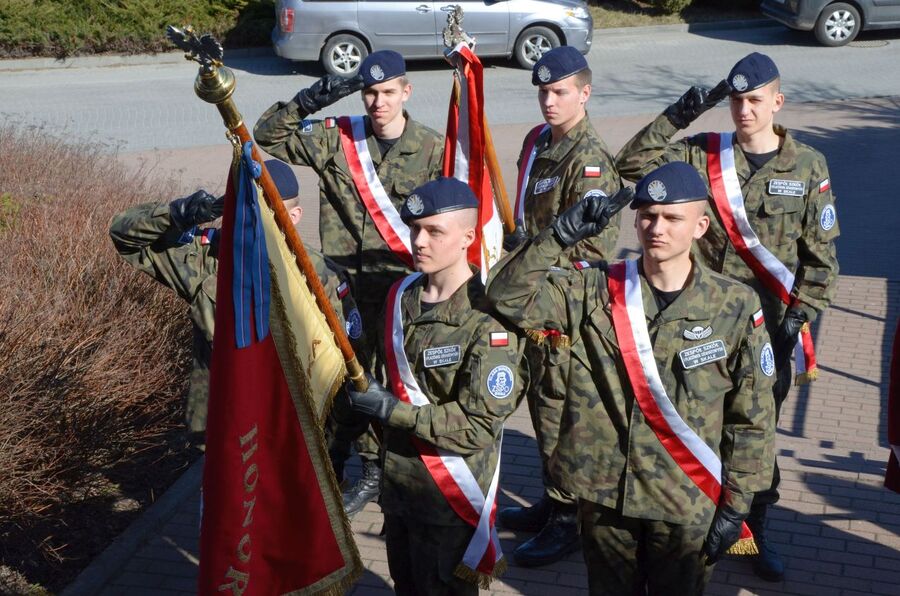 Uroczystość odsłonięcia tablicy pamięci działaczy Młodzieży Armii Krajowej w Skale