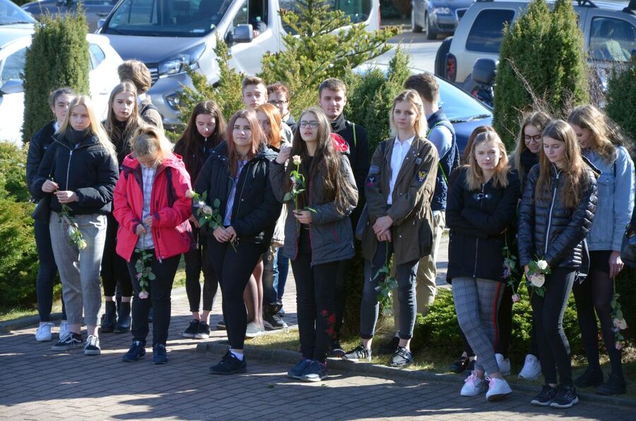 Uroczystość odsłonięcia tablicy pamięci działaczy Młodzieży Armii Krajowej w Skale