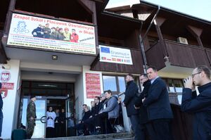 Uroczystość odsłonięcia tablicy pamięci działaczy Młodzieży Armii Krajowej w Skale