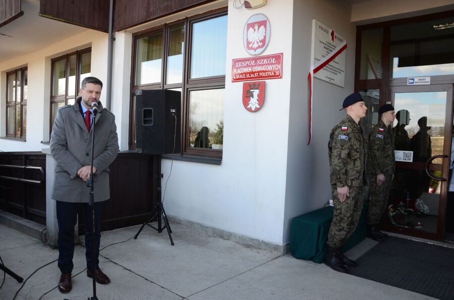 Uroczystość odsłonięcia tablicy pamięci działaczy Młodzieży Armii Krajowej w Skale