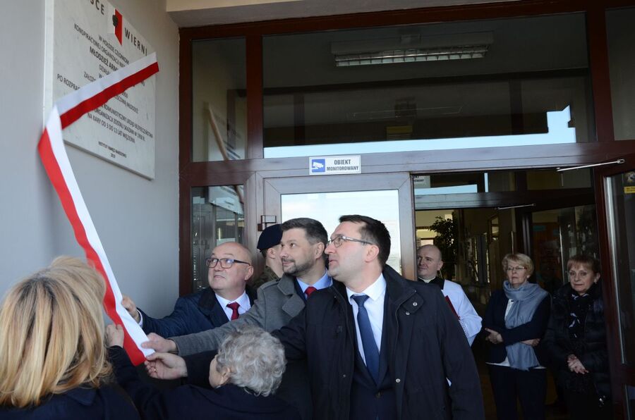 Uroczystość odsłonięcia tablicy pamięci działaczy Młodzieży Armii Krajowej w Skale