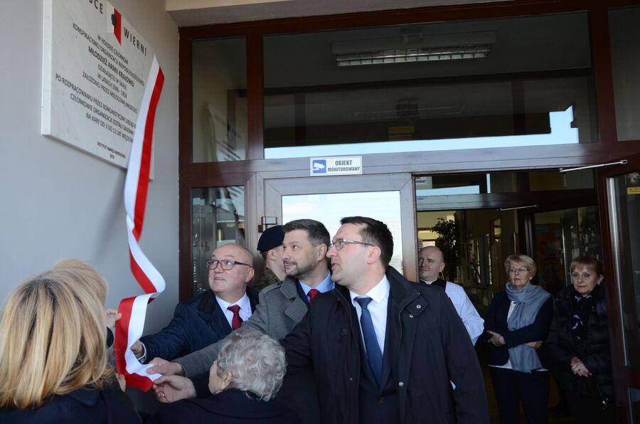 Uroczystość odsłonięcia tablicy pamięci działaczy Młodzieży Armii Krajowej w Skale