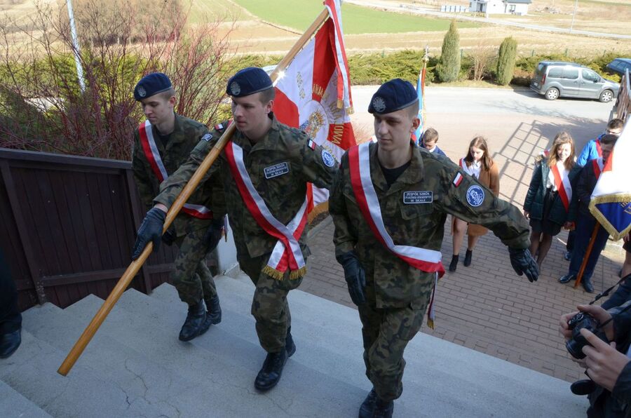Uroczystość odsłonięcia tablicy pamięci działaczy Młodzieży Armii Krajowej w Skale