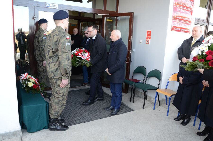 Uroczystość odsłonięcia tablicy pamięci działaczy Młodzieży Armii Krajowej w Skale
