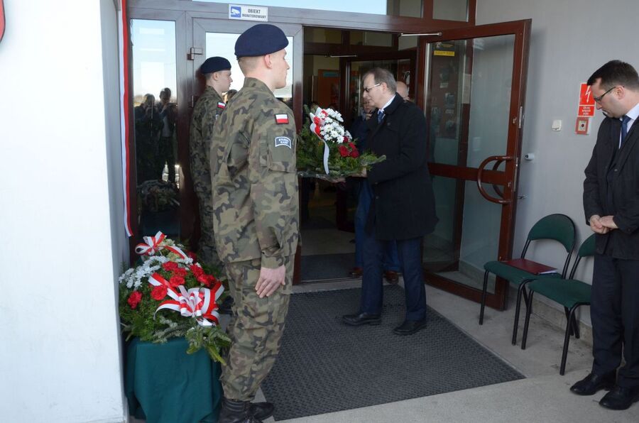Uroczystość odsłonięcia tablicy pamięci działaczy Młodzieży Armii Krajowej w Skale