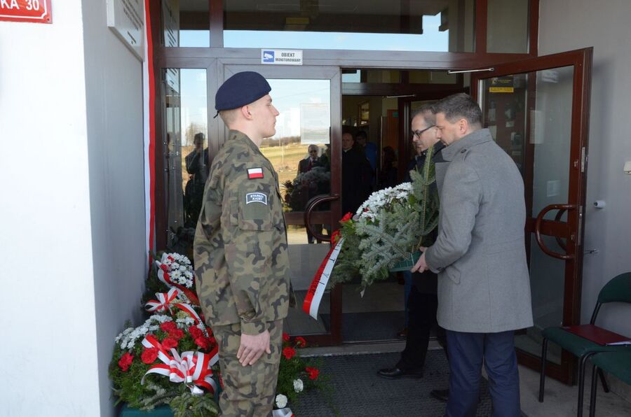 Uroczystość odsłonięcia tablicy pamięci działaczy Młodzieży Armii Krajowej w Skale