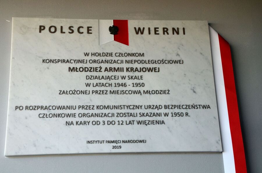 Uroczystość odsłonięcia tablicy pamięci działaczy Młodzieży Armii Krajowej w Skale