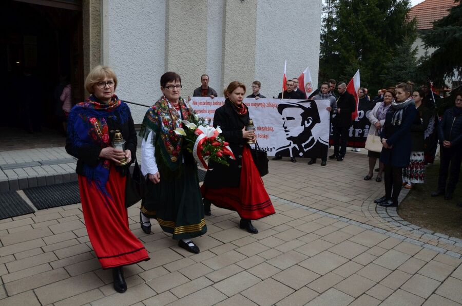 24 marca 2019 r. w Osielcu odsłonięto pomnik mjr. Zygmunta Szendzielarza „Łupaszki”