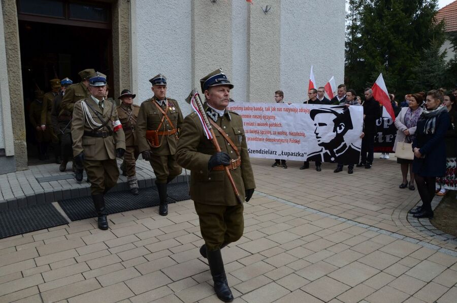 24 marca 2019 r. w Osielcu odsłonięto pomnik mjr. Zygmunta Szendzielarza „Łupaszki”