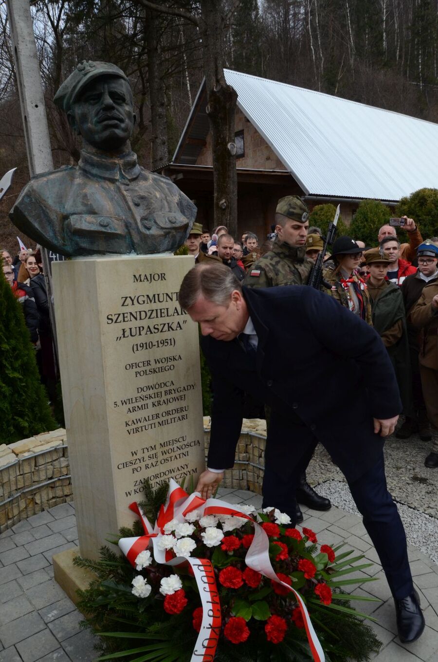 24 marca 2019 r. w Osielcu odsłonięto pomnik mjr. Zygmunta Szendzielarza „Łupaszki”