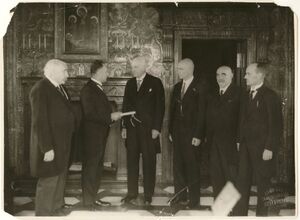 Stanisław Klimecki (pierwszy z prawej) podczas wizyty prezydenta Ignacego Mościckiego na Wawelu. Fot. Muzeum Krakowa