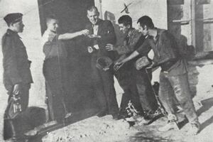 Więźniowie żebrzący o chleb