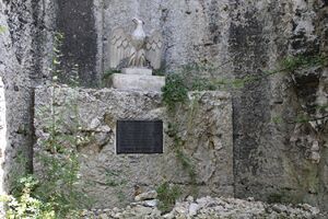 Pomnik z 1948 r. z tablicą pamiątkową