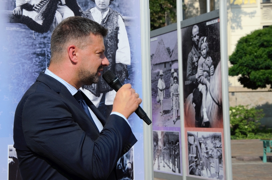 Otwarcie wystawy „Ukradzione dzieciństwo” na pl. Szczepańskim w Krakowie