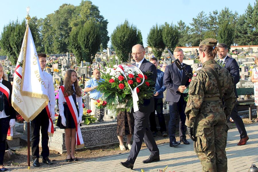 1 września 2019. Uroczystości na cmentarzu w Morawicy przy grobie kpt. Mieczysława Medweckiego, pierwszego polskiego pilota, poległego we wrześniu 1939 r.