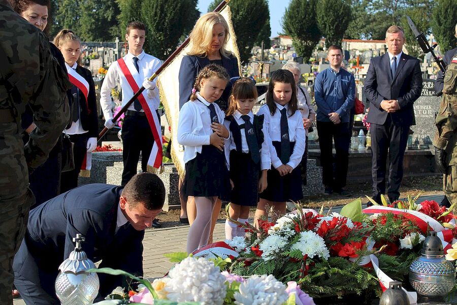 1 września 2019. Uroczystości na cmentarzu w Morawicy przy grobie kpt. Mieczysława Medweckiego, pierwszego polskiego pilota, poległego we wrześniu 1939 r.
