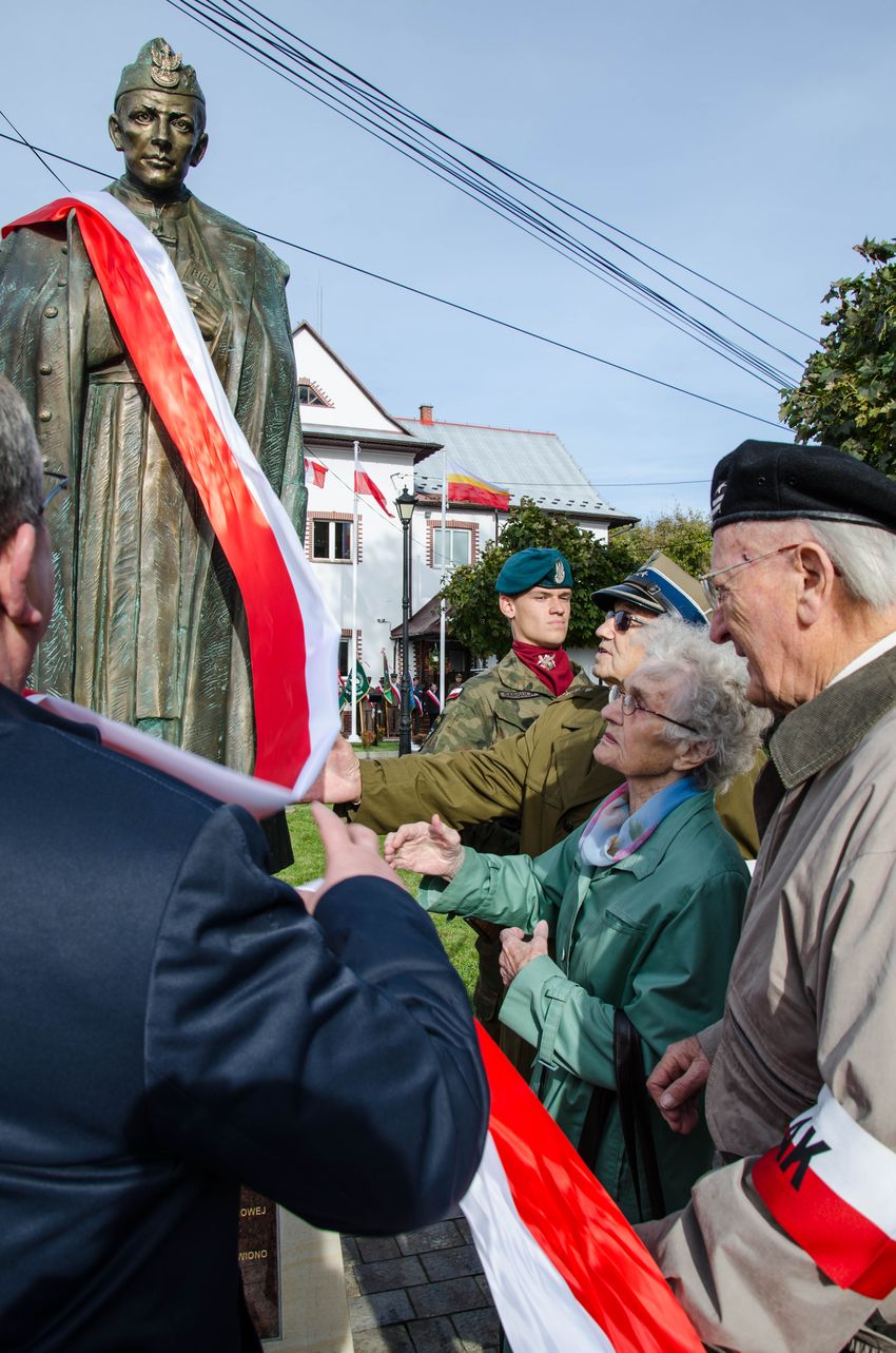11 października 2019. Odsłonięcie pomnika ks. Władysława Gurgacza w Łabowej