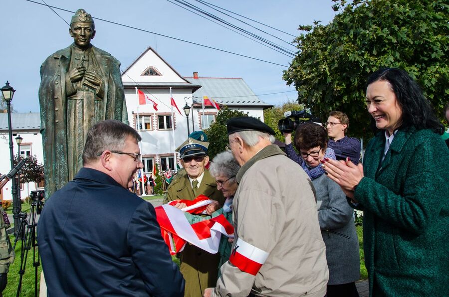 11 października 2019. Odsłonięcie pomnika ks. Władysława Gurgacza w Łabowej