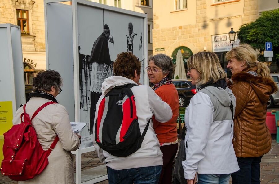 Otwarcie wystawy plenerowej „Wstańcie, chodźmy. Pierwsza pielgrzymka Jana Pawła II do Polski” – Kraków, 16 października 2019