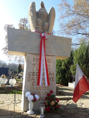 Pomnik w Tymbarku pod opieką uczniów Szkoły Podstawowej w Zawadce