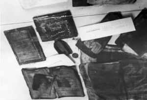 Przedmioty odnalezione przy szczątkach gen. Smorawińskiego podczas ekshumacji w 1943: książeczka wojskowa, legitymacja i wstążka Orderu Virtuti Militari, papierośnica, naramiennik generalski