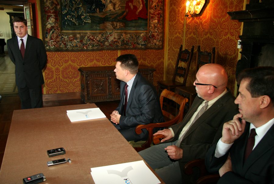 Od lewej: pracownik Działu Historii Muzeum Narodowego w Kielcach – Paweł Grzesik, Dyrektor Muzeum Narodowego w Kielcach – dr Robert Kotowski, Dyrektor Oddziału IPN w Krakowie – dr Marek Lasota, Naczelnik Delegatury IPN w Kielcach – Leszek Bukowski