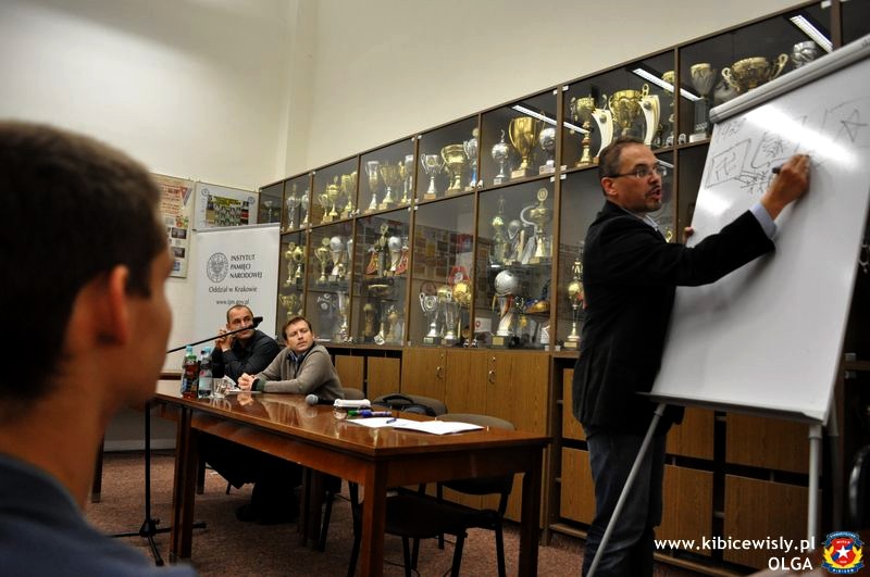 Dr Maciej Korkuć podczas prezentacji historycznej w czasie wykładu dla Stowarzyszenia Kibiców „Wisły