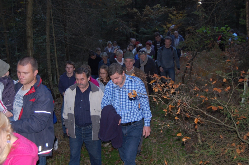 Droga na miejsce pochówku polskich żołnierzy