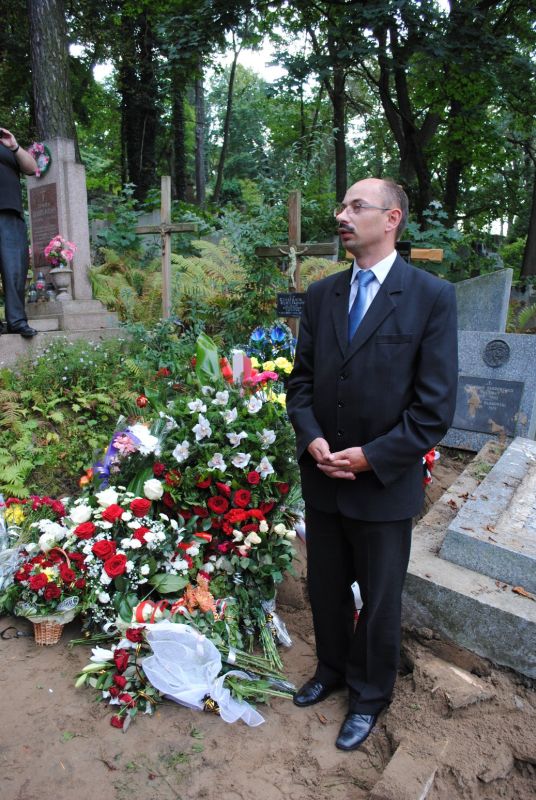 Mateusz Szpytma wygłasza mowę w czasie pogrzebu kpt. Eugeniusza Cydzika – Kustosza Pamięci Narodowej, 19 września 2012 r. Fot. Paweł Naleźniak