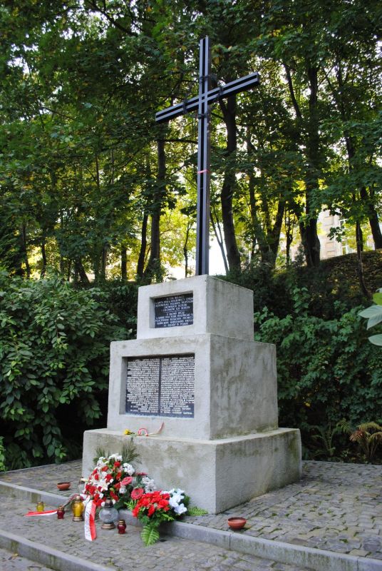 Pomnik na Wzgórzach Wuleckich poświęcony polskim profesorom zamordowanym we Lwowie w lipcu 1941 r., wzniesiony staraniem kpt. Eugeniusza Cydzika. Fot. Paweł Naleźniak