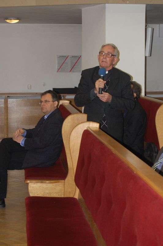 Ks. prof. Jan Śledzianowski podczas dyskusji o książce