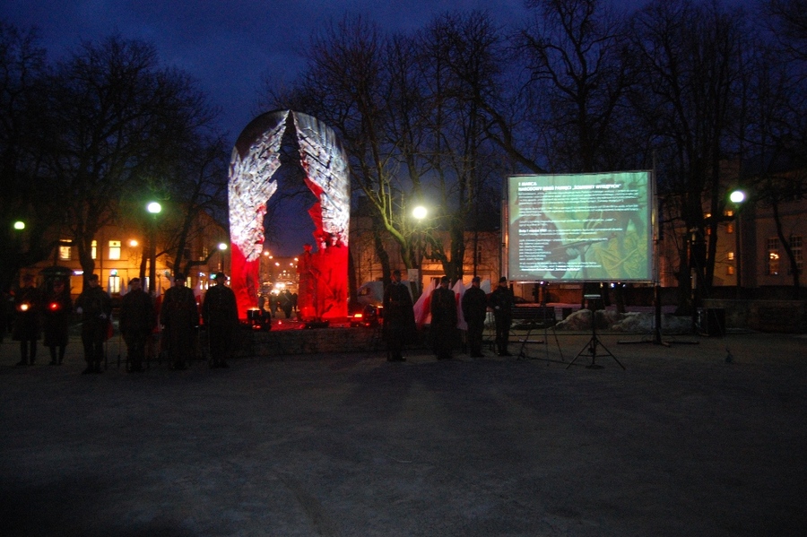 Oficjalne uroczystości państwowe 1 marca 2013 r. pod pomnikiem Armii Krajowej w Kielcach...