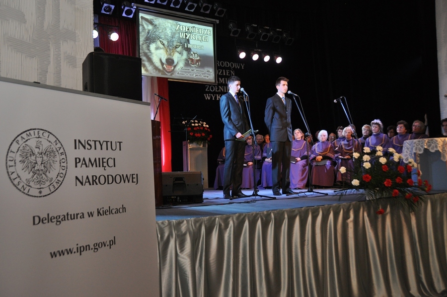 Program artystyczny w wykonaniu młodzieży z Sędziszowa