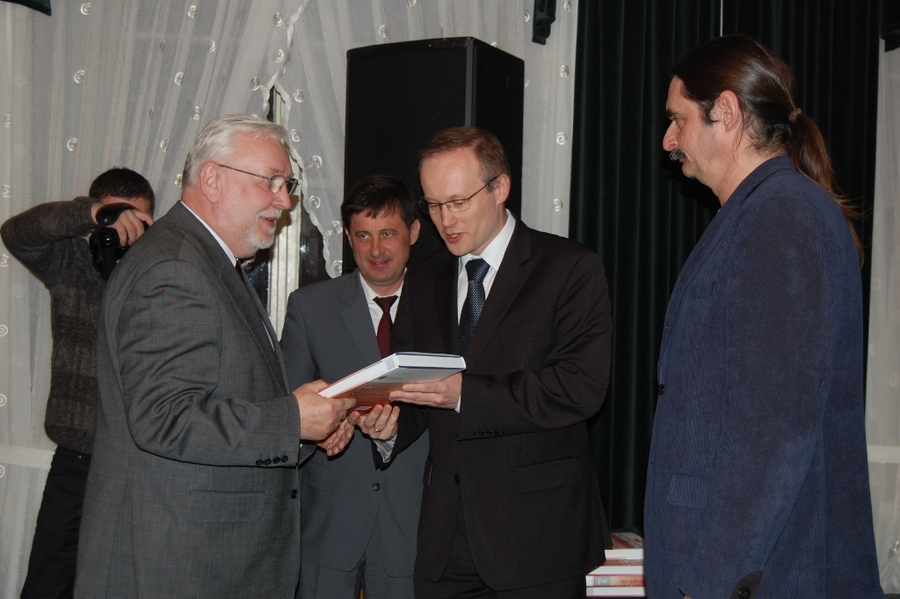 Prezes IPN wręcza egzemplarz Encyklopedii  Jerzemu Stępniowi, czołowemu działaczowi „Solidarności