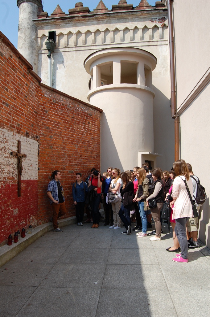 Przed ścianą straceń w dawnym więzieniu w Kielcach