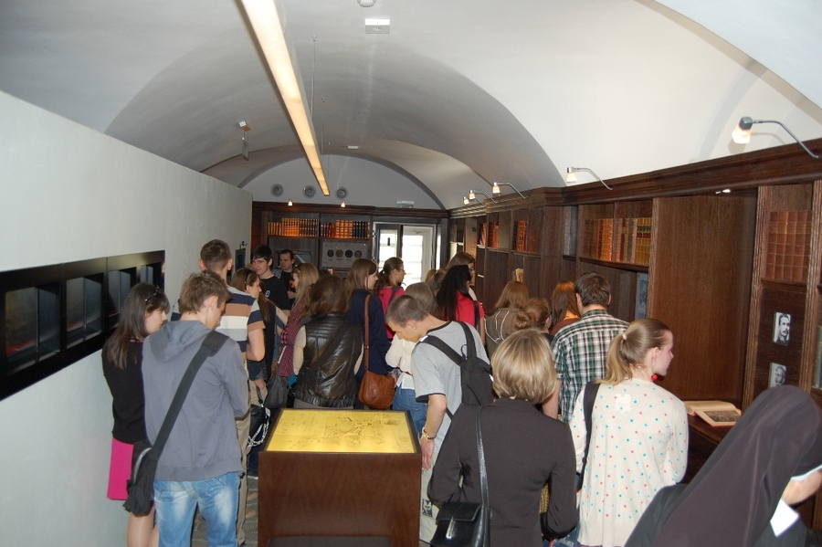 Zwiedzanie ekspozycji w dawnym więzieniu w Kielcach