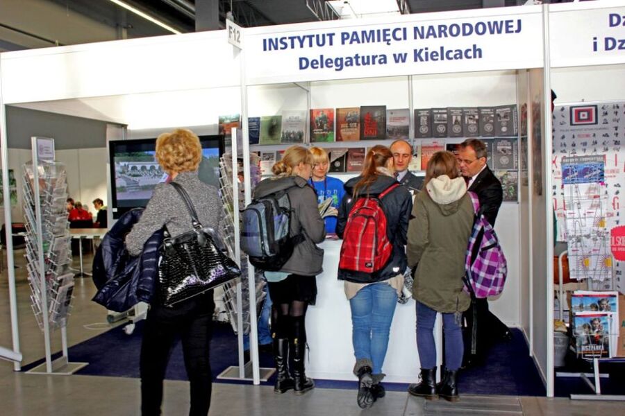 Młodzież na stoisku delegatury