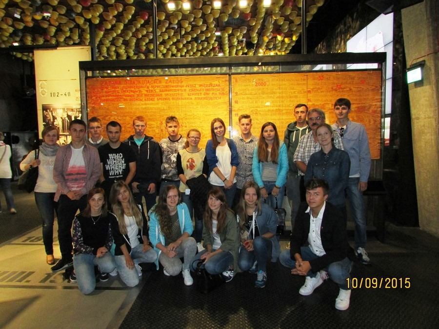 Uczestnicy wyjazdu na tle oryginalnych tablic z 21 postulatami z czasów strajków sierpniowych 1980 r. W 2003 r. tablice zostały umieszczone na Światowej Liście Dziedzictwa UNESCO „Pamięć Świata