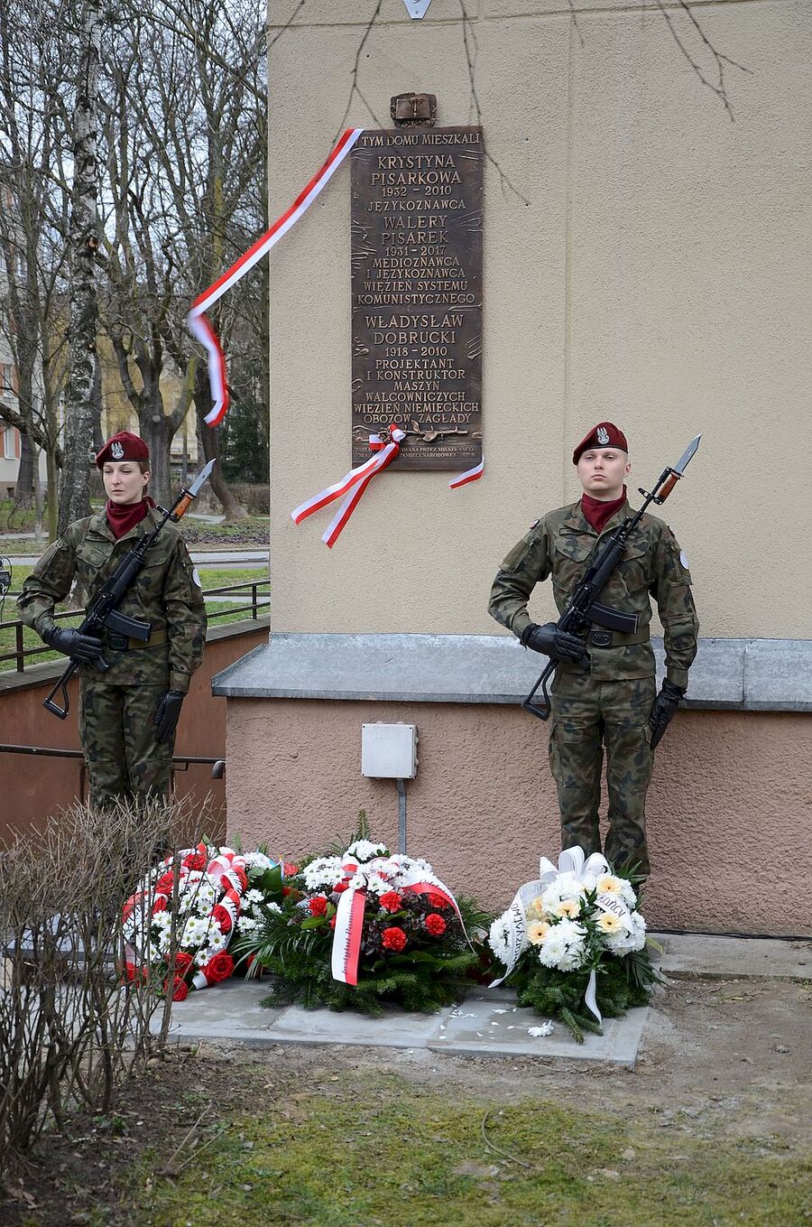1.03.2020. W Krakowie odsłonięto tablicę pamięci Krystyny i Walerego Pisarków oraz Władysława Dobruckiego. Fot. Janusz Ślęzak (IPN)