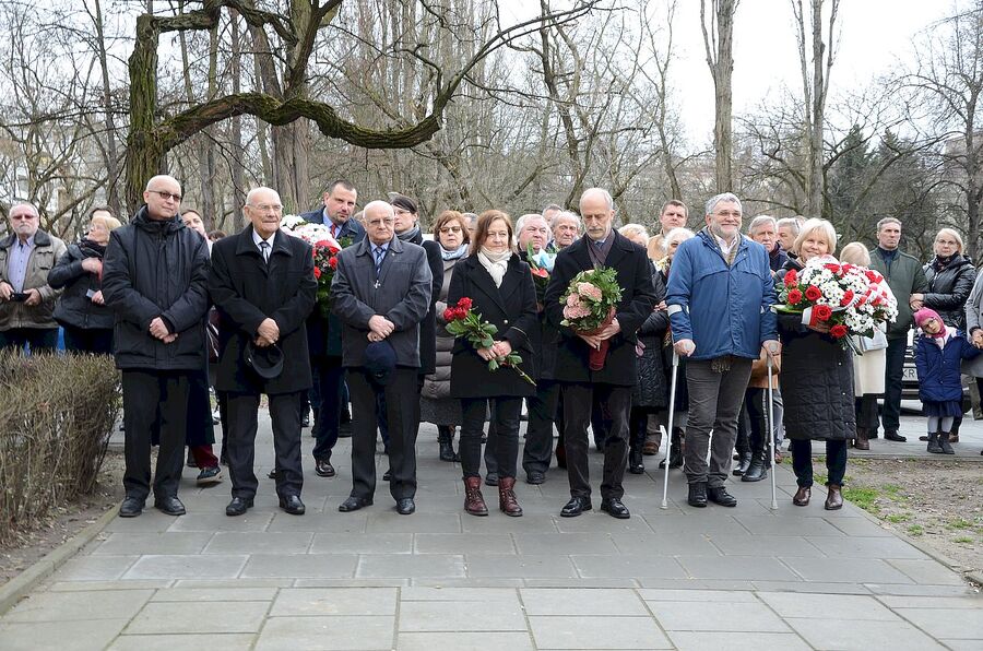 1.03.2020. W Krakowie odsłonięto tablicę pamięci Krystyny i Walerego Pisarków oraz Władysława Dobruckiego. Fot. Janusz Ślęzak (IPN)