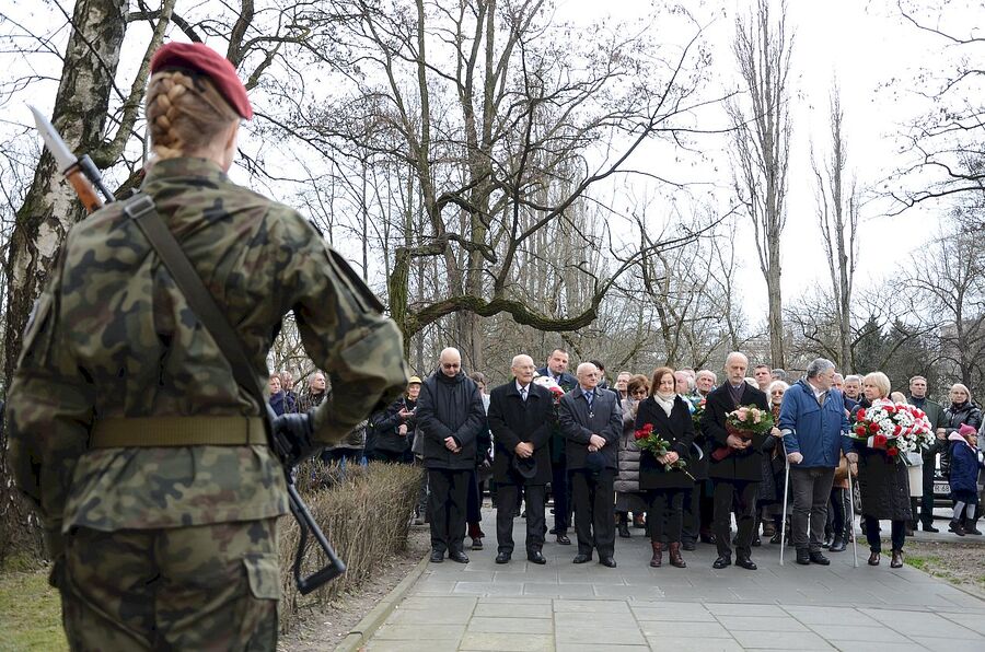 1.03.2020. W Krakowie odsłonięto tablicę pamięci Krystyny i Walerego Pisarków oraz Władysława Dobruckiego. Fot. Janusz Ślęzak (IPN)