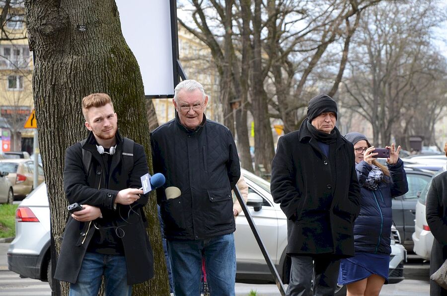 1.03.2020. W Krakowie odsłonięto tablicę pamięci Krystyny i Walerego Pisarków oraz Władysława Dobruckiego. Fot. Janusz Ślęzak (IPN)