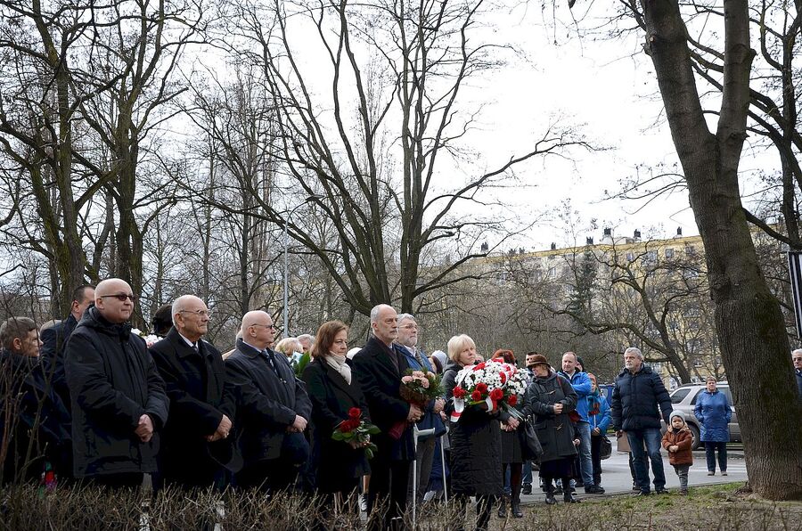 1.03.2020. W Krakowie odsłonięto tablicę pamięci Krystyny i Walerego Pisarków oraz Władysława Dobruckiego. Fot. Janusz Ślęzak (IPN)