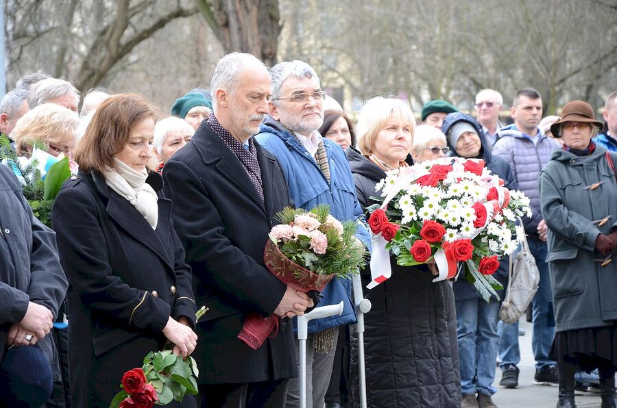 1.03.2020. W Krakowie odsłonięto tablicę pamięci Krystyny i Walerego Pisarków oraz Władysława Dobruckiego. Fot. Janusz Ślęzak (IPN)